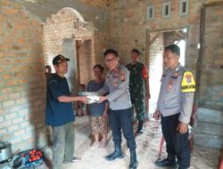 Polisi Way Kanan Beri Bantuan Sembako Untuk Warga Korban Kebakaran 