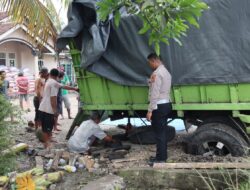 Truk Fuso Bermuatan 20 Ton Beras Terperosok di Jalinbar Pringsewu