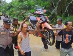 Sungai Way Nakau dan Way Serupa Meluap, Polisi Way Kanan Berjibaku Bantu Warga