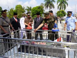 Sekdaprov Lampung Pimpin Upacara Ziarah dan Tabur Bunga di Taman Makam Pahlawan