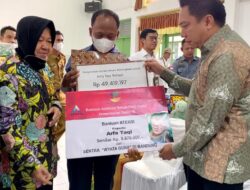 Kadinsos Gadri Dampingi Mensos Risma Serahkan Bantuan