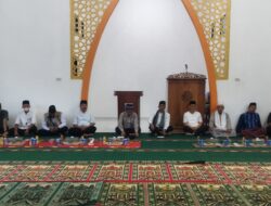 Ketua DPRD WK Bagikan Sembako Dan Santunan