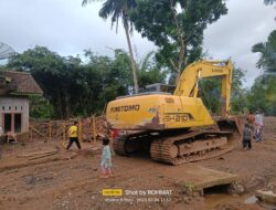 Serap Aspirasi Masyarakat, Nuzul Isran Turunkan Alat Berat Bantu Masyarakat Terdampak Banjir di Semaka