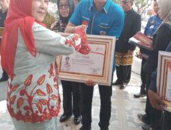 DPD KNPI Balam Terima Penghargaan Dati Walikota Eva Dwiana
