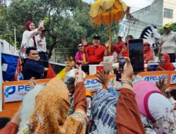 Arinal Djunaidi dan Riana Sari Sapa Warga dalam Pawai Kendaraan Hias
