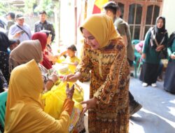 Peringati Hari Anti Narkoba Ketua LKKS Riana Sari Arinal Bagikan Bantuan Sembako di Desa Pemanggilan Natar
