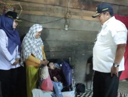 Gubernur Lampung Beri Kursi Roda kepada Penyandang Disabilitas dan Lansia di Kecamatan Ulu Belu