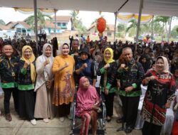 Riana Sari Arinal Berikan Bantuan Kursi Roda dan Sembako kepada Warga Lansia dan Disabilitas di Lampung Utara