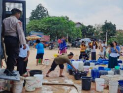 Polresta Bandar Lampung Beri Bantuan Air Bersih Masyarakat Way Laga