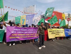 Ratusan Massa DPP Pematank Demo KPU di Tugu Adipura 