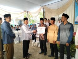 Pj Bupati Marindo Serahkan Bantuan Ambal dan Beras di Desa Padang Rejo