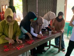 KKN Unila, Gelar Sosialisasi dan Pelatihan Pembuatan Kerajinan Macrame Tatakan Gelas