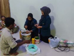 Mahasiswa KKN Unila, Praktik Pembuatan Pupuk Organik Cair dari Gedebog Pisang