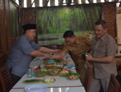 Nampak Hangat, Moh Saleh dan Heri Agus Makan Bersama