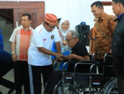 Pj. Gubernur Serahkan Bantuan Sosial di Lambar