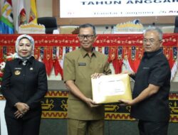 Sekdaprov Serahkan Raperda APBD Lampung Tahun Anggaran 2025