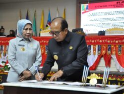 Pj. Gubernur dan Ketua DPRD Tandatangani Raperda APBD Tahun 2025