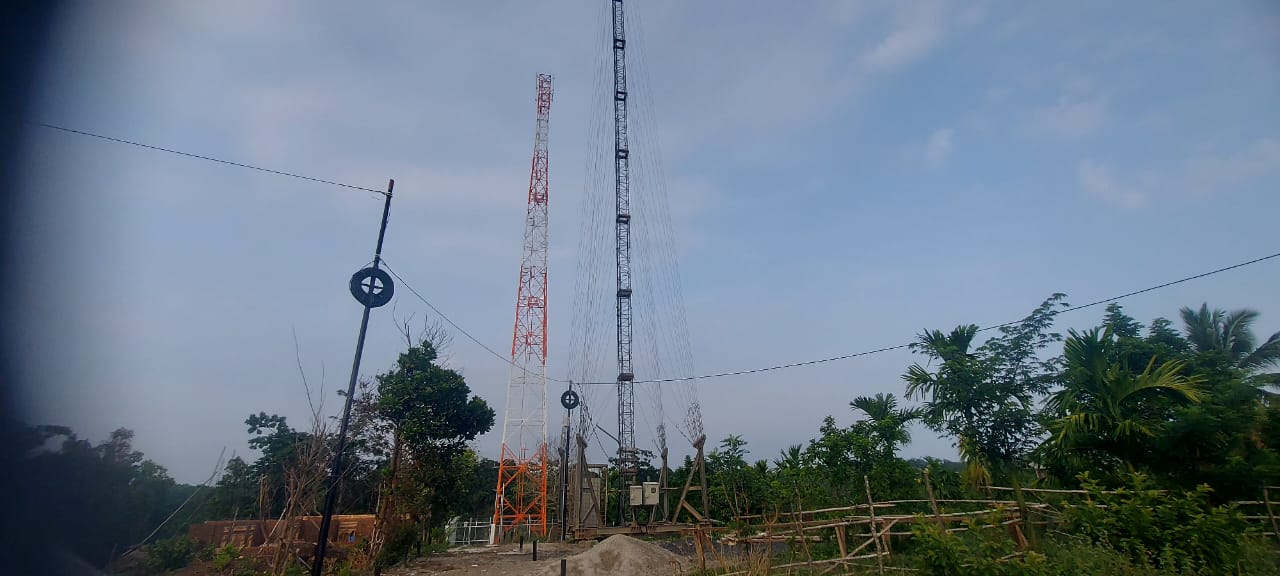 Dua tower telekomunikasi yang diduga tak memiliki izin berdiri kokoh di Kampung Lembasung. Foto Romi/Harian Kandidat