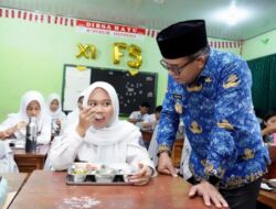 Pj Gubernur Lampung Tinjau Program Makan Bergizi Gratis di Sekolah, Dukung Generasi Sehat dan Cerdas