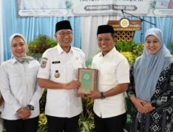 Safari Ramadan di Pringsewu Gubernur Rahmat Mirzani Berikan Berbagai Bantuan