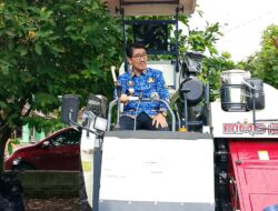 Dukung Petani, Pemkab Lampura Serahkan Alat dan Mesin Pertanian