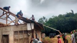 Koramil 424-07/Gadingrejo Gotong Royong Perbaiki Rumah Salamin 