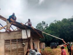 Koramil 424-07/Gadingrejo Gotong Royong Perbaiki Rumah Salamin 