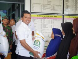 Bupati Pringsewu Salurkan Secara Simbolis Bantuan Pangan Beras