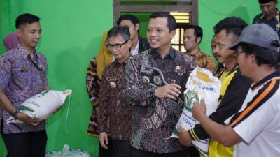 Bupati Pringsewu Tinjau Penyaluran Bantuan Pangan Di Dua Pekon