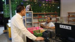 Pj Gubernur Papua Agus Fatoni Tinjau Puskesmas Kosiwo, Beri Bantuan Vitamin-Susu Anak