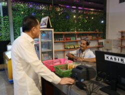 Pj Gubernur Papua Agus Fatoni Tinjau Puskesmas Kosiwo, Beri Bantuan Vitamin-Susu Anak