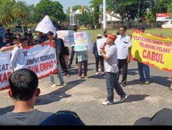 Diduga Lindungi Pelaku Rudapaksa, Masyarakat Desa, Minta Bupati Copot Kades Sabuk Empat