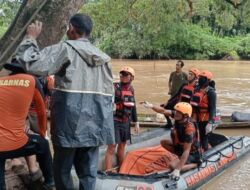 2 Orang Terseret Arus Sungai Way Umpu Akhirnya Ditemukan Masyarakat dan Tim SAR