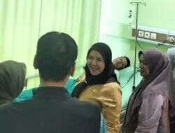 Eva Dwiyana Besuk Pegawai BPBD, Beri Bantuan dan Umroh