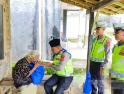 Jumat Berkah, Sat Lantas Polres Waykanan Bagikan Sembako Ke Warga Kurang Mampu