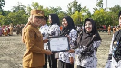 Peringati Hardiknas Pemkab Way Kanan Berikan Penghargaan Kepada Sejumlah Guru