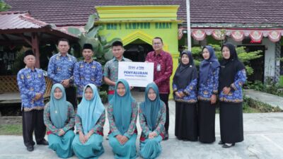 BRI BO Liwa melalui YBM BRILiaN Serahkan Beasiswa kepada 17 Siswa di Lampung Barat dan Pesisir Barat