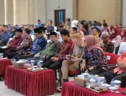 bupati Lampung Timur menerima piagam education Awart 2026 dari Lampung post 