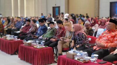 bupati Lampung Timur menerima piagam education Awart 2026 dari Lampung post 