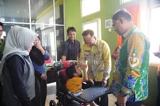 Dinsos Way Kanan Bersama Sentra Wyata Guna Kemensos RI Salurkan ATENSI